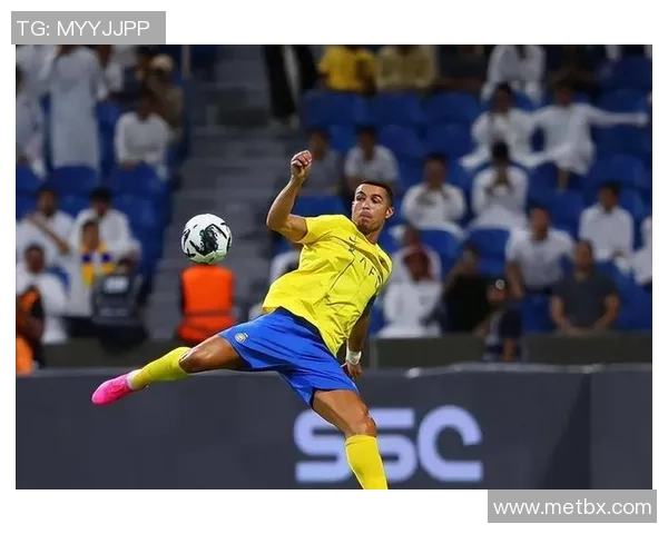 当年绿茵巨星如今大腹便便球场英雄华丽转身变胖子